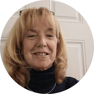 Danielle  Stewart  available notary in Emerald Isle , NC - 28594
